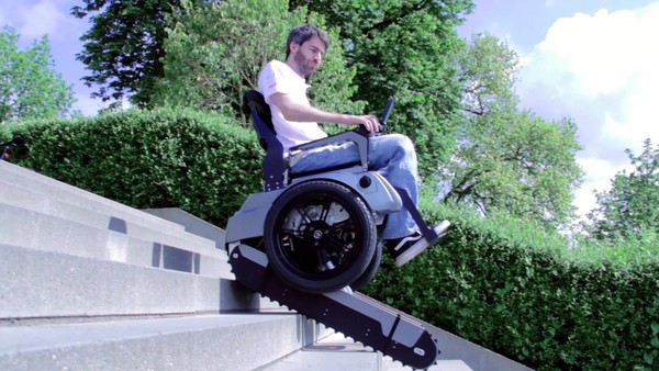 Xe lăn điện leo cầu thang tiện dụng cho người khuyết tật